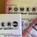 En esta imagen de archivo, boletos de la lotería Powerball dispuestos para una fotografía, el 4 de octubre de 2023, en Surfside, Florida. (AP Foto/Wilfredo Lee, archivo)