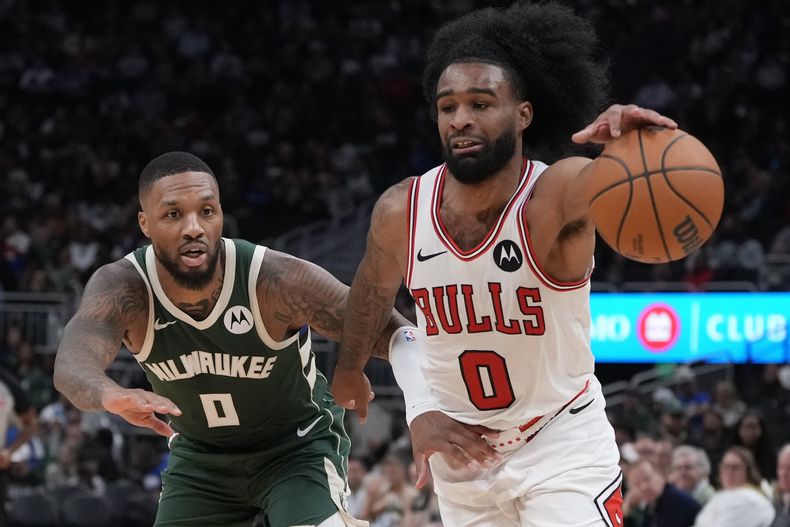 Coby White, de los Bulls de Chicago, trata de eludir a Damian Lillard, de los Bucks de Milwaukee, el viernes 25 de octubre de 2024 (AP Foto/Morry Gash)