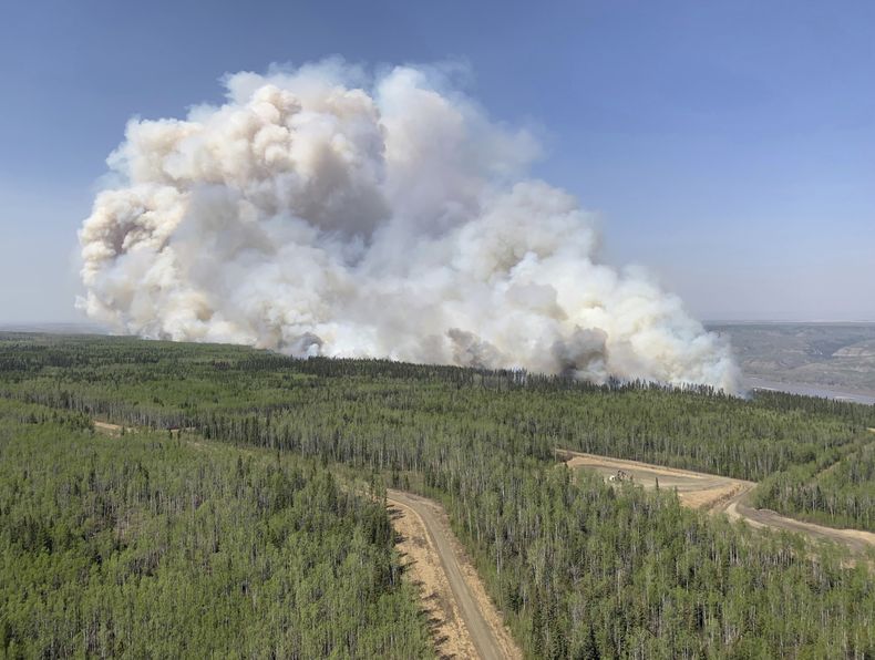 En esta imagen difundida por el Servicio de Bomberos del Gobierno de Alberta se ve un incendio forestal en un bosque del distrito de Grande Prairie, el sábado 6 de mayo de 2023, en Alberta, Canadá. (Servicio de Bomberos del Gobierno de Alberta/The Canadian Press vía AP)