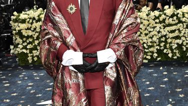 Brian Tyree Henry asiste a la gala benéfica del Instituto del Vestido del Museo Metropolitano de Arte que celebra la inauguración de la exposición Superfine: Tailoring Black Style el lunes 5 de mayo de 2025, en Nueva York. (Foto Evan Agostini/Invision/AP)