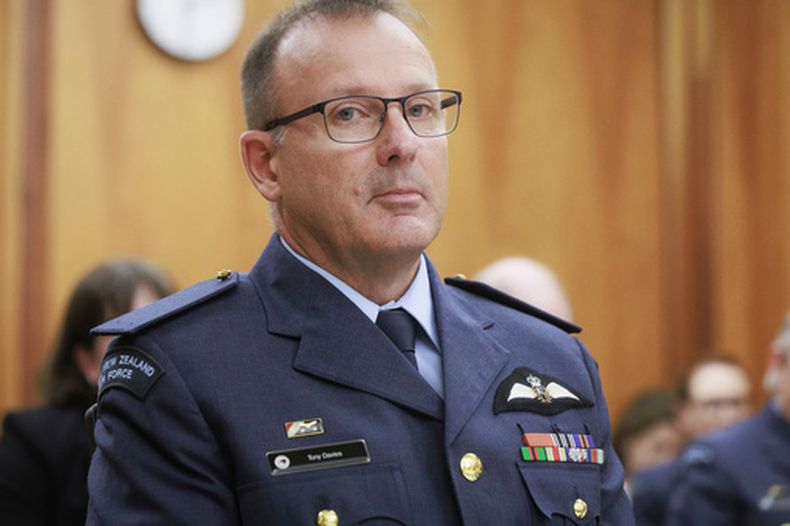 El jefe militar de Nueva Zelanda, el mariscal del aire Tony Davies, asiste a una sesión de la Comisión Selecta de Defensa sobre la asignación presupuestaria en el Parlamento, en Wellington, Nueva Zelanda, el 18 de junio de 2024. (Robert Kitchin/The Post vía AP)