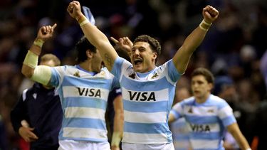 El argentino Rodrigo Isgro celebra tras la victoria ante Escocia en el duelo de la Nations Series de rugby, en Edinburgo, Escocia, el 16 de noviembre de 2025. (Steve Welsh/PA vía AP)