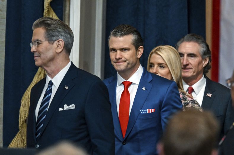 El nominado a secretario de Defensa, Pete Hegseth (segundo desde la izquierda), llega a la 60ma ceremonia de investidura presidencial en la Rotonda del Capitolio, el lunes 20 de enero de 2025, en Washington. (Kenny Holston/The New York Times vía AP, foto compartida)