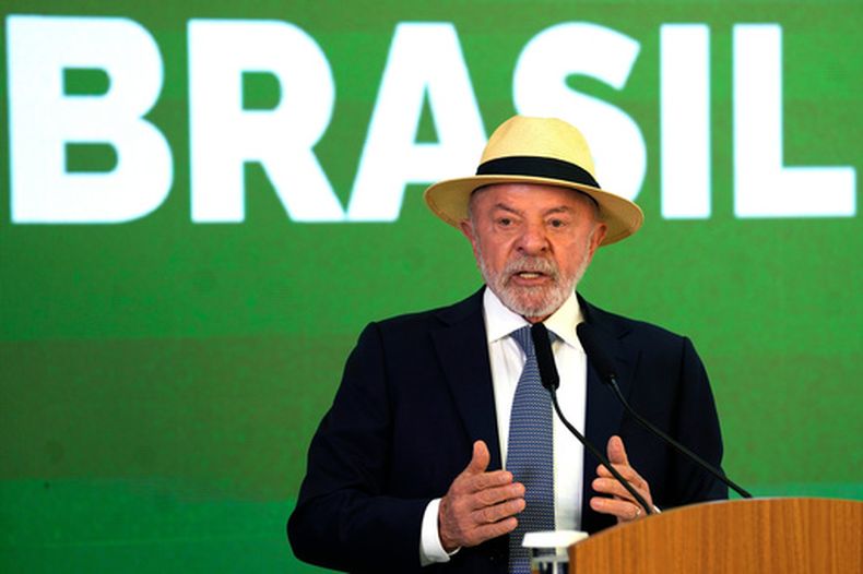 El presidente brasileño Luiz Inácio Lula da Silva habla durante una ceremonia de firma de un proyecto de ley para asignar fondos a líneas de crédito, en el marco de un programa de apoyo a empresas brasileñas afectadas por los aranceles estadounidenses, en Brasilia, Brasil, el miércoles 22 de julio de 2026. (Foto AP/Eraldo Peres)