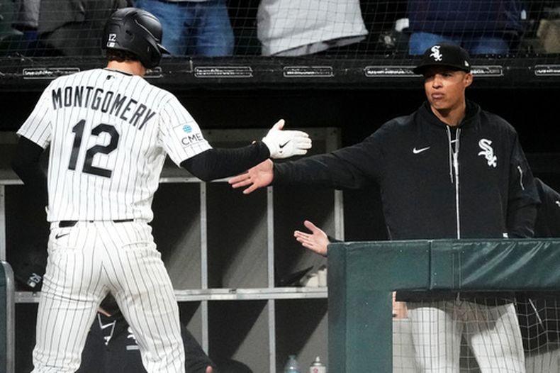Colson Montgomery, de los Medias Blancas de Chicago, es felicitado por el manager Will Venable, tras conectar un jonrón ante los Reales de Kansas City, el miércoles 13 de mayo de 2026 (AP Foto/Nam Y. Huh)