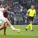 Davide Calabria del AC Milan y Leonardo Spinazzola de la Roma pelean por el balón en el encuentro de la Serie A en el Estadio Olímpico el sábado 29 de abril del 2023. (AP Foto/Gregorio Borgia)