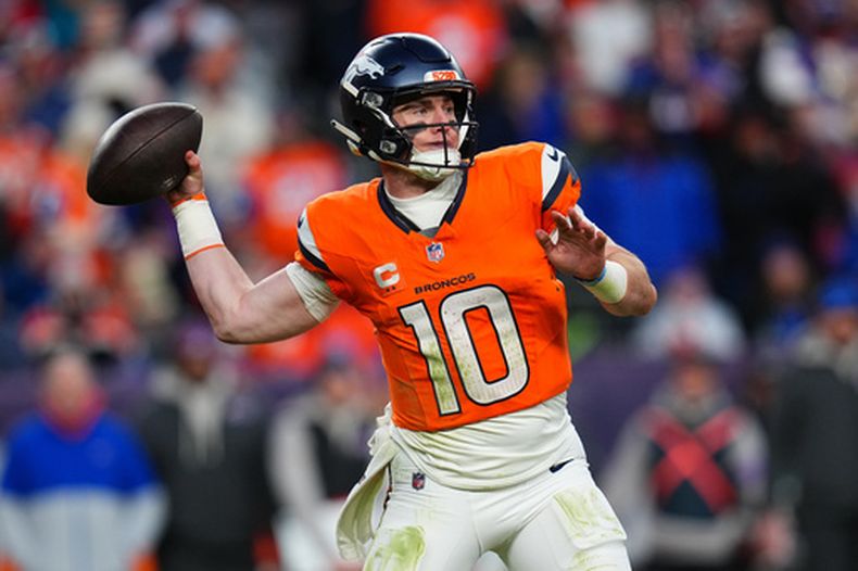 ARCHIVO - Foto del 17 de enero del 2026, el quarterback de los Broncos de Denver Bo Nix lanza en el encuentro division ante los Bills de Buffalo. (AP Foto/Jack Dempsey, Archivo)