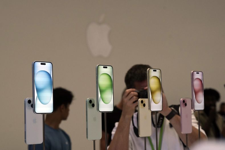 Los modelos del iPhone 15 y el iPhone 15 Plus durante el anuncio de los nuevos productos de Apple en la sede de la compañía, en Cupertino, California, el martes 12 de septiembre de 2023. (AP Foto/Jeff Chiu)