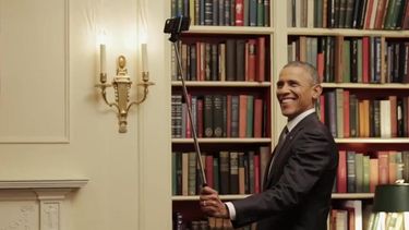 obama se toma selfies para sumar adherentes al plan de salud (video)