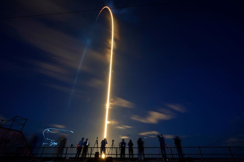ARCHIVO – En la imagen, realizada con un tiempo de exposición prolongado, un cohete Falcon 9 de SpaceX, con cuatro civiles a bordo, despega de la plataforma de lanzamiento 39-A del Centro Espacial Kennedy, el miércoles 15 de septiembre de 2021, en Cabo Cañaveral, Florida. (AP Foto/John Raoux, Archivo)