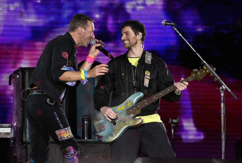 Chris Martin, izquierda, y Guy Berryman de Coldplay durante su concierto en el Rose Bowl, el sábado 30 de septiembre de 2023, en Pasadena, California. (Foto AP/Chris Pizzello)
