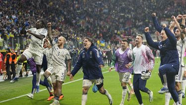 Los jugadores de Italia celebra tras asegurar la clasificación al Campeonato Europeo de 2024 con un empate ante Ucrania, el 20 de noviembre de 2023, en Leverkusen, Alemania. (AP Foto/Martin Meissner)