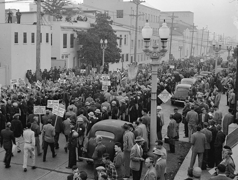 ARCHIVO - Trabajadores en huelga marchan durante una manifestación organizada por The Conference of Studio Unions en Columbia Studios en Los Ángeles el 26 de octubre de 1946. (Foto AP/Dick Strobel, archivo)