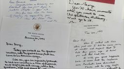 Foto de cartas que presidentes de Estados Unidos les han dejado a sus sucesores, tomada en Washington el 18 de enero del 2025. (AP foto/Jon Elswick)