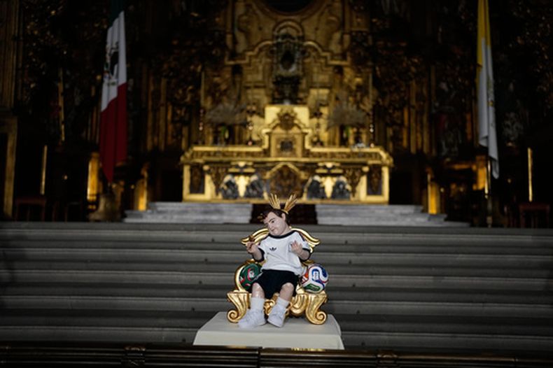 Una imagen del Niño Jesús con la camiseta de la selección de México dentro dentro de la Catedral de la Ciudad de México durante el Mundial, el domingo 14 de junio de 2026. (AP Foto/Natacha Pisarenko)