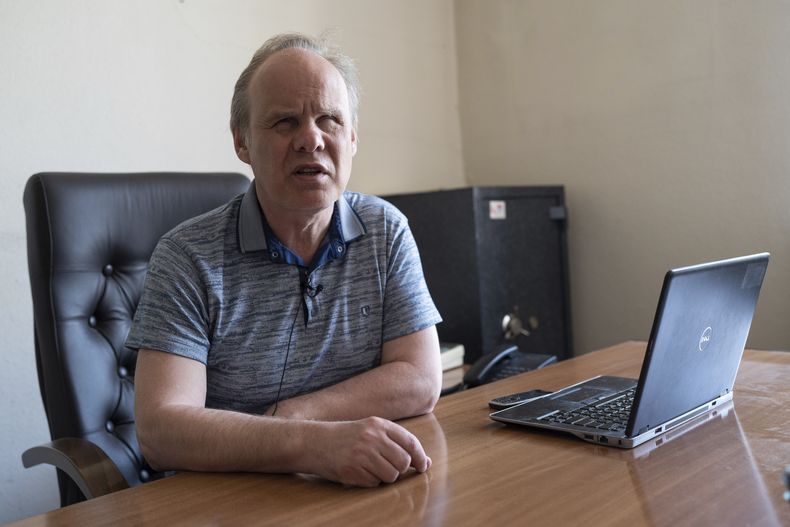 Oleksandr Vinkovskyi, director de una planta de manufactura en la que trabajaban discapacitados visuales, concede una entrevista el 30 de mayo de 2023 acerca del impacto de los ataques rusos sobre sus empleados, en Kiev, Ucrania. (AP Foto/Roman Hrytsyna)