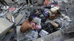 Un libanés recoge sus pertenencias de su apartamento destruido que fue impactado por un ataque aéreo israelí en Tyre, en el sur del Líbano, el jueves 24 de octubre de 2024. (AP Foto/Mohammed Zaatari)