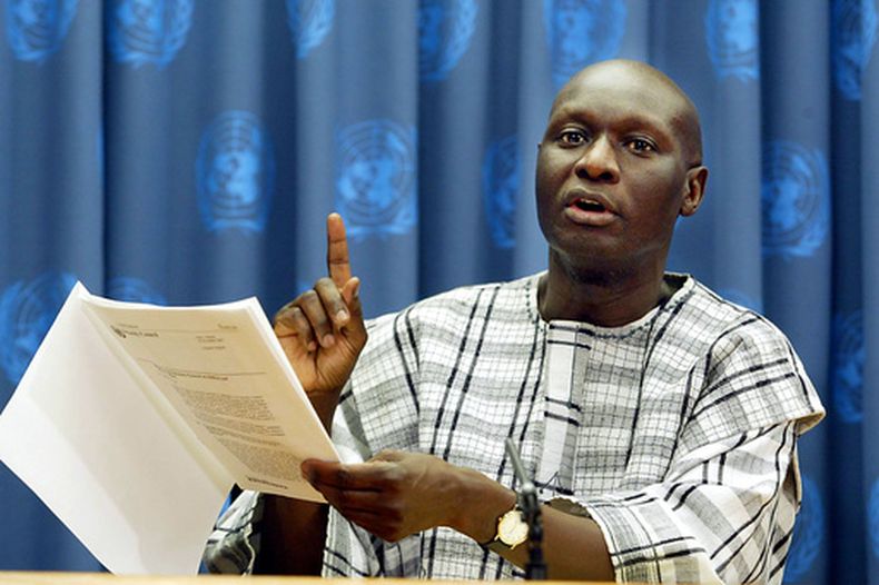 ARCHIVO - Olara Otunnu, representante especial de Naciones Unidas para niños y conflicto armado, informa a los periodistas el 16 de diciembre de 2022 en Naciones Unidas. (AP Foto/David Karp, Archivo)
