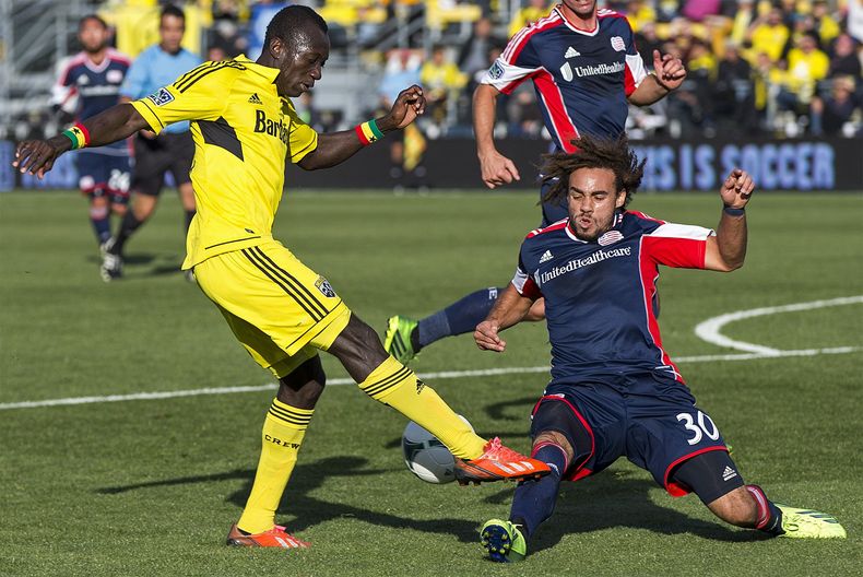 El defensa de los Revolution de Nueva Inglaterra Kevin Alston (30) bloquea un disparo del atacante del Columbus Crew Dominic Oduro (11) durante el juego del domingo 27 de octubre de 2013 en Columbus. (Foto de AP/The Columbus Dispatch, Alex Holt)