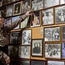 ARCHIVO - La bailarina Yolanda Montes Tongolele charla sobre una fotografía en su casa durante una entrevista en la Ciudad de México el 18 de marzo de 2014. (Foto AP/Eduardo Verdugo, archivo)