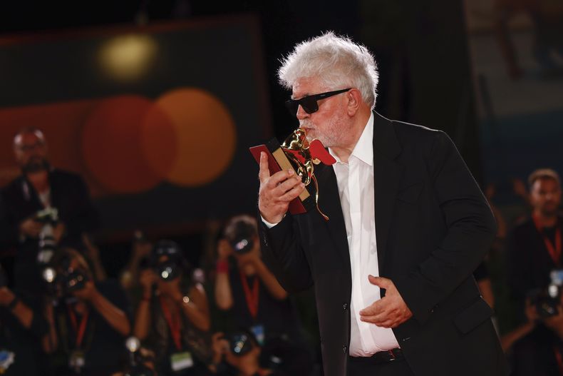 Pedro Almodóvar, ganador del León de Oro a la mejor película por The Room Next Door, posa para los fotógrafos durante la ceremonia de clausura de la 81ª edición del Festival de Cine de Venecia, el sábado 7 de septiembre de 2024, en Venecia, Italia. (Foto de Vianney Le Caer/Invision/AP)