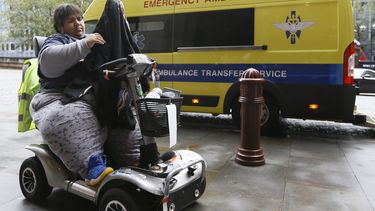 americateve | Kevin Chenais en su silla de ruedas en Londres, 20 de noviembre de 2013. Aviones, trenes y hasta un barco se negaron a transportar a Chenais, que pesa 230 kilos. (AP Foto/Kirsty Wigglesworth)