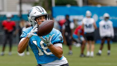 ARCHIVO - El receptor abierto de los Panthers de Carolina, Jalen Coker, atrapa un pase durante la práctica de fútbol americano de la NFL del equipo en Charlotte, Carolina del Norte, el 2 de junio de 2026. (Foto AP/Nell Redmond, Archivo)