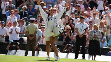 La filipina Alexandra Eala saluda a la afición al salir del encuentro en la cuarta ronda de Wimbledon tras perder con la italiana Jasmine Paolini el lunes 6 de julio del 2026. (AP Fhoto/Kirsty Wigglesworth)