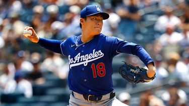 El lanzador de los Dodgers de Los Ángeles, Yoshinobu Yamamoto, lanza durante la primera entrada del primer juego de una doble cartelera de béisbol contra los Yankees de Nueva York, el domingo 19 de julio de 2026, en Nueva York. (Foto AP/Noah K. Murray)