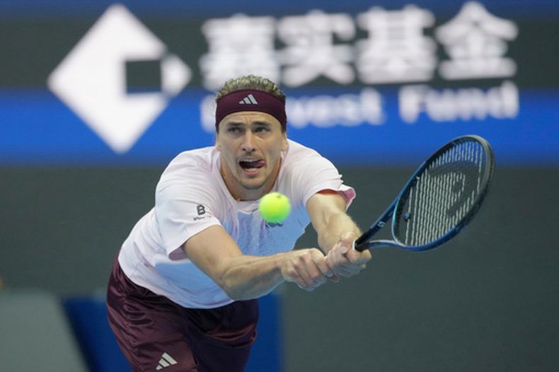 Alexander Zverev devuelve ante Cameron Norrie en el Abierto de China, el jueves 1 de octubre de 2026, en Beijing.(AP Foto/Achmad Ibrahim)
