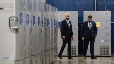 Equipo de Biden fija meta aún más ambiciosa para vacunación