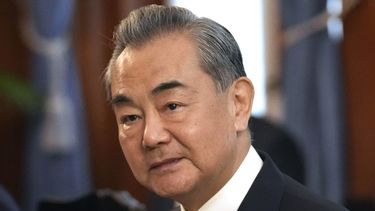 El jefe de política exterior del Partido Comunista de China, Wang Yi, espera al inicio de una reunión trilateral al margen de la reunión de cancilleres de la Asociación de Naciones de Asia Sudoriental (ASEAN) en Yakarta, Indonesia, el 12 de julio de 2023. (AP Foto/Tatan Syuflana, Archivo)