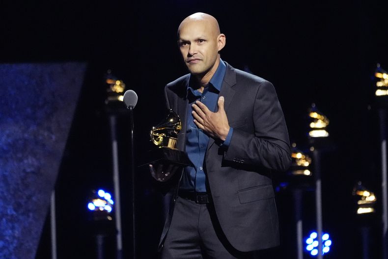 Miguel Zenón recibe el premio a mejor álbum de latin jazz por “El arte del bolero Vol. 2” en la 66a entrega anual de los Premios Grammy el domingo 4 de febrero de 2024 en Los Ángeles. (Foto AP/Chris Pizzello)