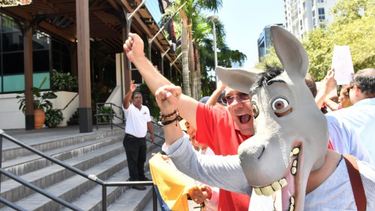 venezolanos protestan en brickell frente al restaurante del chef turco que cocino para maduro