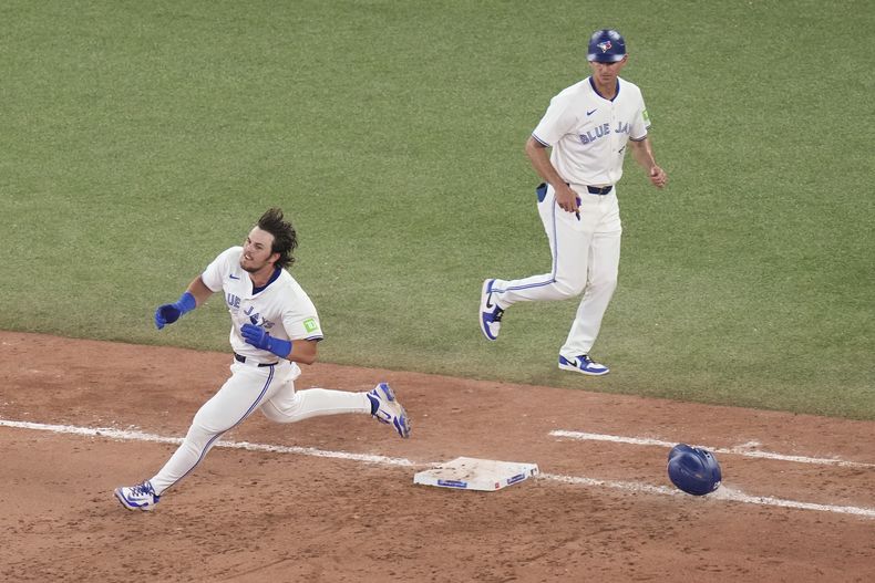 Addison Barger, de los Azulejos de Toronto, recorre las bases tras conectar un hit con el que puso fin al juego del sábado 5 de julio de 2025, ante los Angelinos de Los Ángeles (Chris Young/The Canadian Press via AP)
