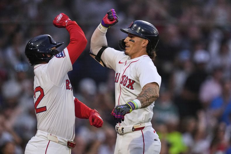 Jarren Duran, derecha, de los Medias Rojas de Boston celebra con Wilyer Abreu, después de batear un cuadrangular de tres carreras en la primera entrada del juego de béisbol de Grandes Ligas contra los Reales de Kansas City, el lunes 4 de agosto de 2025, en Boston. (AP Foto/Charles Krupa)