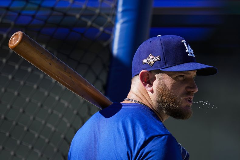 Max Muncy, de los Dodgers de Los Ángeles, participa en una práctica de bateo antes del primer juego de la Serie Divisional de la Liga Nacional ante los Diamondbacks de Aritona, el sábado 7 de octubre de 2023 (AP Foto/Ashley Landis)