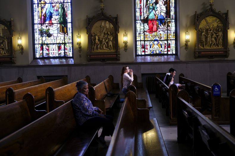 Una feligresa reza en la iglesia católica de San Pedro Apóstol en Reading, Pensilvania, el domingo 16 de junio de 2024. (AP Foto/Luis Andres Henao)