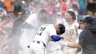 Wenceel Perez de los Tigres de Detroit es rodeado por sus compañeros tras el sacrificio que llevó a la anotación de Justyn-Henry Malloy para superar a los Dodgers de Los Ángeles el domingo 14 de julio del 2024. (AP Foto/Carlos Osorio)