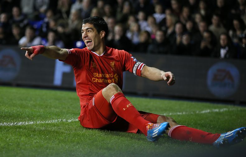 El uruguayo Luis Su&aacute;rez celebra luego de anotar un gol con el Liverpool, el domingo 15 de diciembre de 2013, en un partido contra el Tottenham Hotspur, en la Liga Premier inglesa (AP Foto/Alastair Grant)