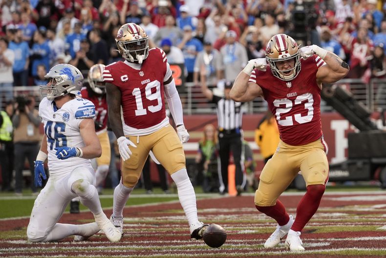 Christian McCaffrey (23), running back de los 49ers de San Francisco, celebra después de anotar en contra de los Lions de Detroit durante la primera mitad del Juego de Campeonato de la NFC, en Santa Clara, California, el domingo 29 de enero de 2024. (AP Foto/Godofredo A. Vasquez)