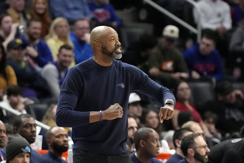 El técnico Jamahl Mosley del Magic de Orlando durante el partido contra los Pistons de Detroit, el sábado 24 de febrero de 2024. (AP Foto/Carlos Osorio)