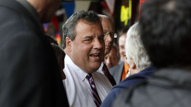 americateve | El gobernador de Nueva Jersey, Chris Christie, en una foto del 30 de octubre del 2013 recibe el saludo de los transe&uacute;ntes en una calle de Linden, Nueva Jersey. Christie se presenta como un l&iacute;der republicano inclusivo durante su campa&ntilde;