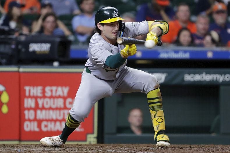Jacob Wilson, de los Atléticos de Oakland, toca la bola en el décimo inning del juego ante los Astros de Houston, el martes 10 de septiembre de 2024 (AP Foto/Michael Wyke)