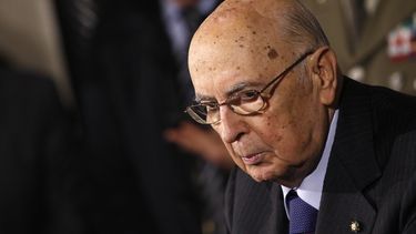 americateve | El presidente italiano Giorgio Napolitano habla con periodistas despu&eacute;s de reunirse con l&iacute;deres pol&iacute;ticos en el palacio presidencial Quirinale, el s&aacute;bado 15 de febrero de 2014, en Roma. (Foto AP/Riccardo De Luca)