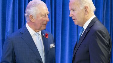 ARCHIVO - El príncipe Carlos de Gran Betaña saluda al presidente estadounidense Joe Biden antes de su encuentro bilateral en la cumbre Cop26 en Glasgow, Escocia, 2 de noviembre de 2021. Biden pasará cuatro días en tres países de Europa la semana próxima. La primera escala será en Londres, donde se reunirá con el primer ministro Rishi Sunak y el rey Carlos III. (Jane Barlow/Pool Foto via AP, File)