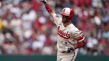 Zach Neto, de los Angelinos de Los Ángeles, saluda mientras da vuelta en segunda base después de batear cuadrangular solitario en la segunda entrada en el juego de béisbol en contra de los Marineros de Seattle, el domingo 11 de junio de 2023, en Anaheim, California. (AP Foto/Mark J. Terrill)