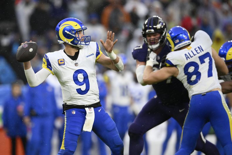 Matthew Stafford, quarterback de los Rams de Los Ángeles, lanza el balón en contra de los Ravens durante la segunda mitad del partido de la NFL del domingo 10 de diciembre de 2023, en Baltimore. (AP Foto/Nick Wass)