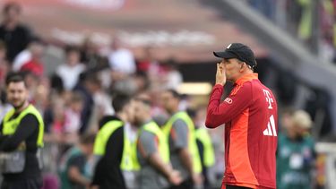 El entrenador del Bayern Thomas Tuchel camina sobre el campo de juego al final del partido de la Liga de Alemania entre el Bayern de Múnich y el VfL Wolfsburgo en el Allianz Arena, en Múnich, Alemania, el domingo 12 de mayo de 2024. (AP Foto/Matthias Schrader)