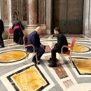 En esta imagen, distribuida por la oficina de prensa de la Presidencia de Ucrania, el presidente de Ucrania, Volodymyr Zelenskyy (derecha), y su homólogo de Estados Unidos, Donald Trump, charlan en el Vaticano antes del inicio del funeral del papa Francisco, el 26 de abril de 2025.(Oficina de prensa de la Presidencia de Ucrania vía AP)